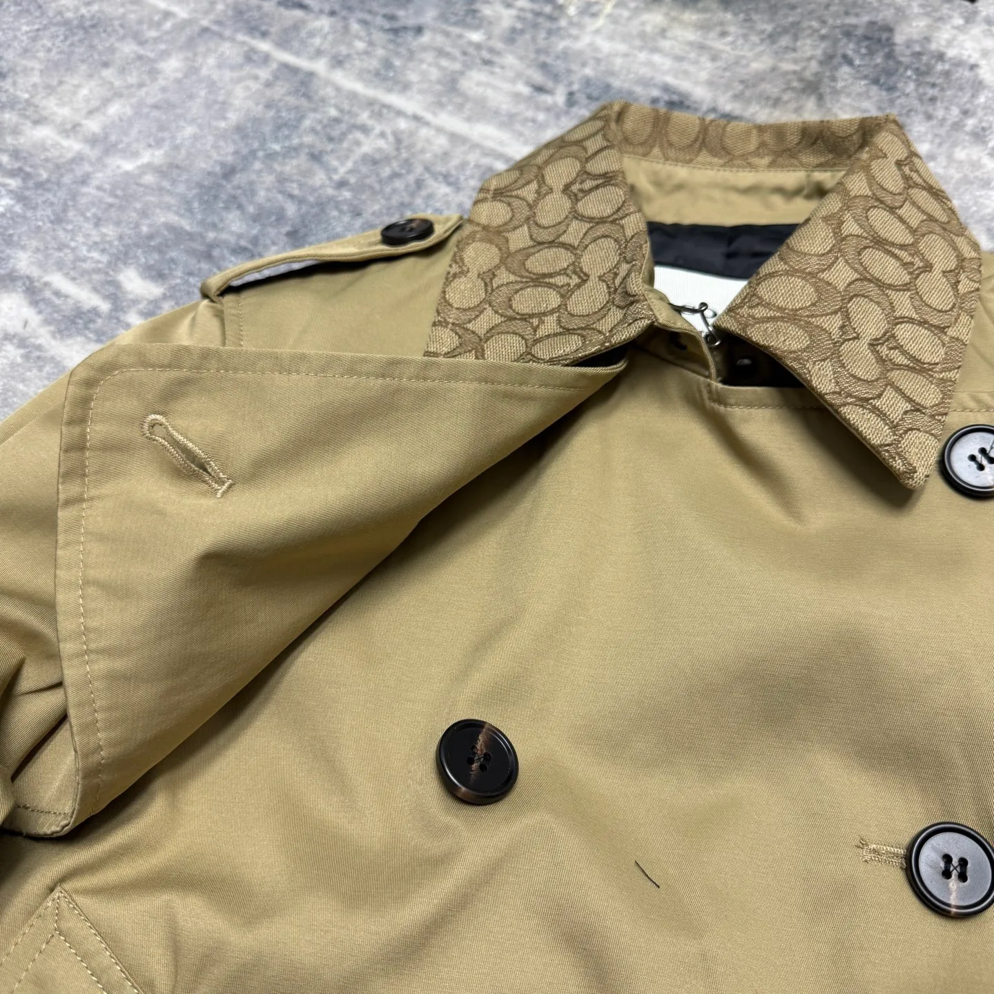 New for the New Year, COH’s Classic logo presbyopic Khaki short Barn style jacket and windbreaker! Sisters! The super-good-looking windbreaker is here, it fits the BBR, it’s cool and cool! Stylish and elegant! Neat, stylish and slimming, the short version is super friendly for girls and can well optimize body proportions. Pair it with high-waisted pants or a skirt to create the illusion of long legs in minutes. Whether it is buttoned up or unbuttoned, it is very stylish. It is perfect for taking pictures when traveling in spring. It is full of atmosphere. The earth tones that revive all things are very powerful. The double-breasted design and the Classic jacquard pattern on the collar give it a full sense of luxury! The cabinets are made of the same fabric and shipped from a trading company. The quality is absolutely excellent and there is no stress in getting in and out of the cabinets. Koujia's exclusive engraved horn buckle, the details are in place. The fabric inside is also Koujia's exclusive jacquard fabric. The entire dress is made of fabric, without the traditional lining, and the texture is very good. The classic style of the windbreaker, the upper part of the body is very beautiful, the shopkeeper definitely keeps it for himself! This is the only batch, no more missing out! 🤗🤗🤗 Color: Khaki Color Size: S-L (Material: Khaki twill cotton) S: Length 58cm, Bust 104cm, Shoulder Width 41.5cm, Sleeve Length 59cm M: Length 59cm, Bust 108cm, Shoulder Width 42.5m, Sleeve Length 60cm L: Length 61cm, Bust 112cm, Shoulder Width 43.5cm Sleeve length 61cm